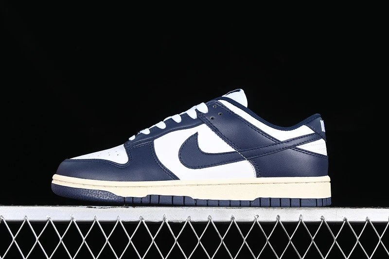 NIKE DUNK LOW